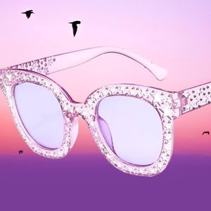 Fashion purple sunglasses 👓 with silver star studded design.